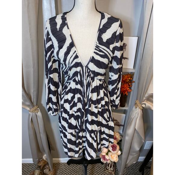 H&M Grey Dark V-Neck Zebra Animal Print A-Line Sleeves Elastic Wristband EUC - Picture 1 of 12